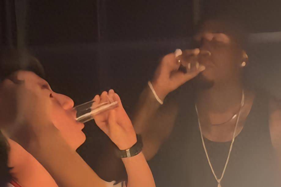 而女主的扮演者，则是近年大火的开心麻花系列电影《夏洛特烦恼》和《羞羞的铁拳》的;双十亿女主马丽